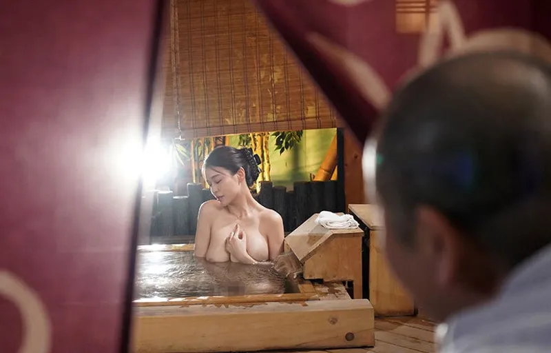 Người yêu của con trai bị bố ông xã nhìn trộm khi đang tắm rồi đụ đến mang thai